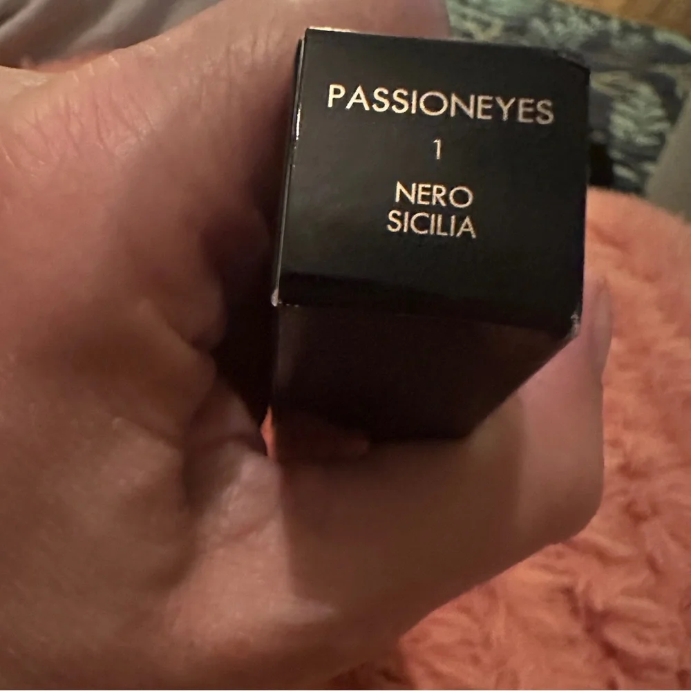 Dolce and Gabbana passion eyes in noir black
